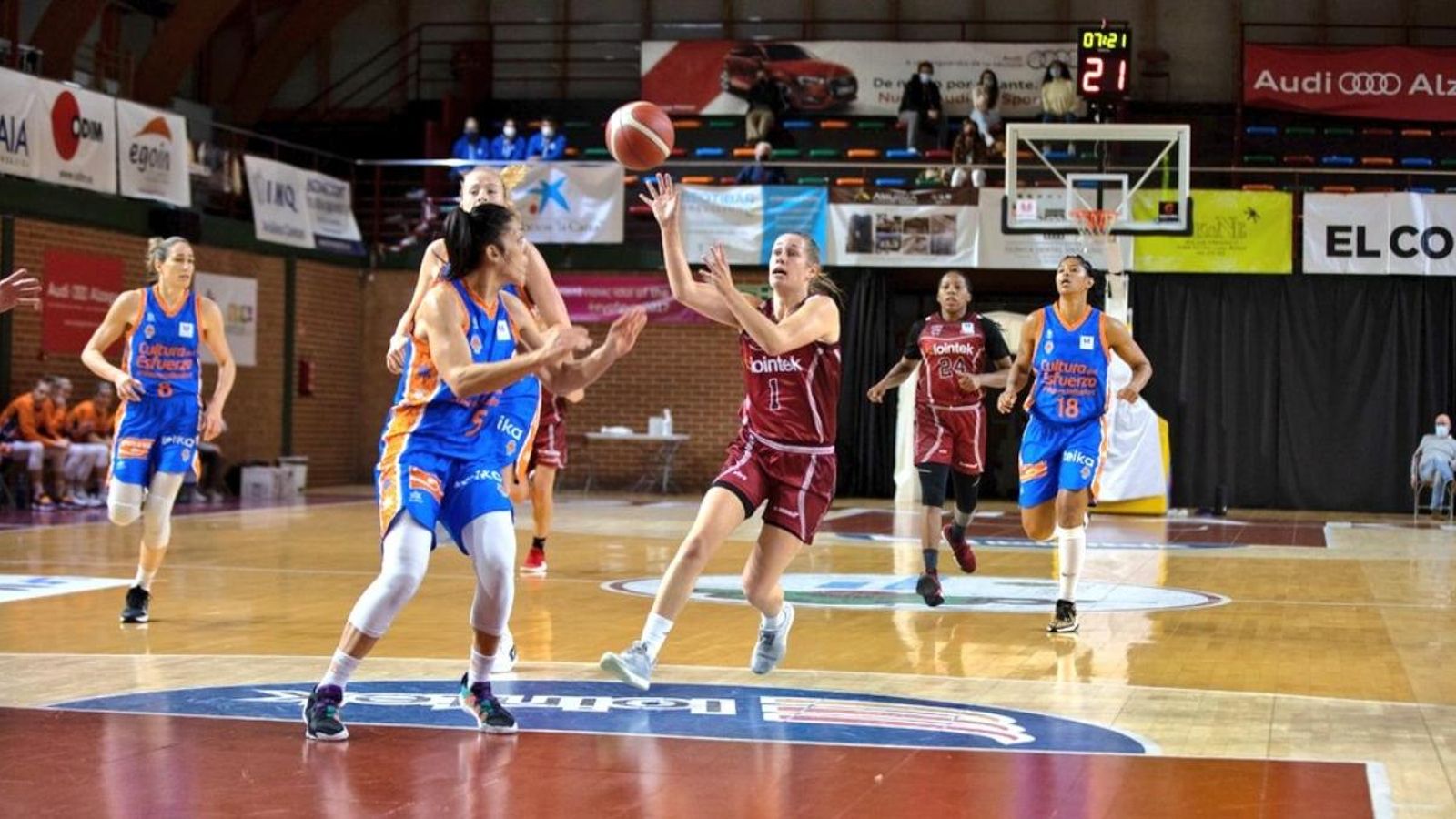 Una acció del partit entre Gernika i València Basket