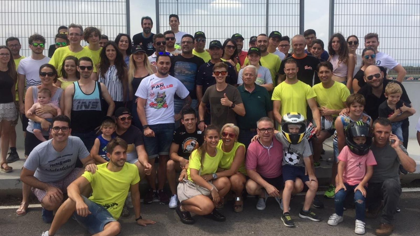 Jaume Masià, amb el seu club de fans al Circuit de la Ribera