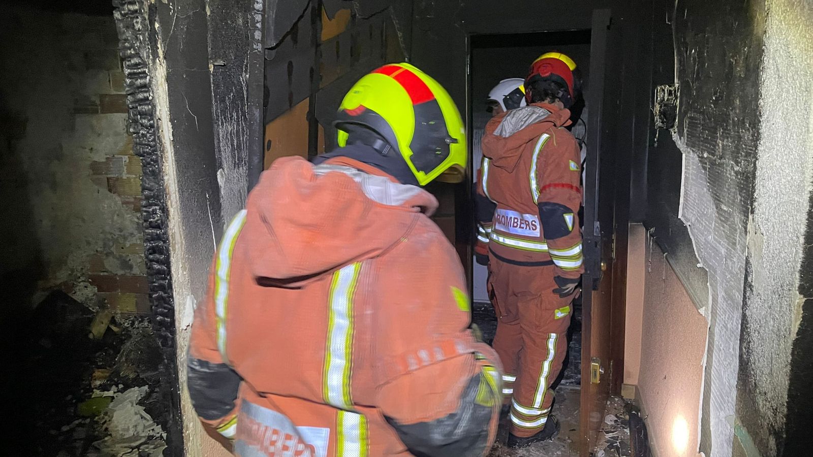 Els bombers inspeccionen el pis en què s'ha originat el foc