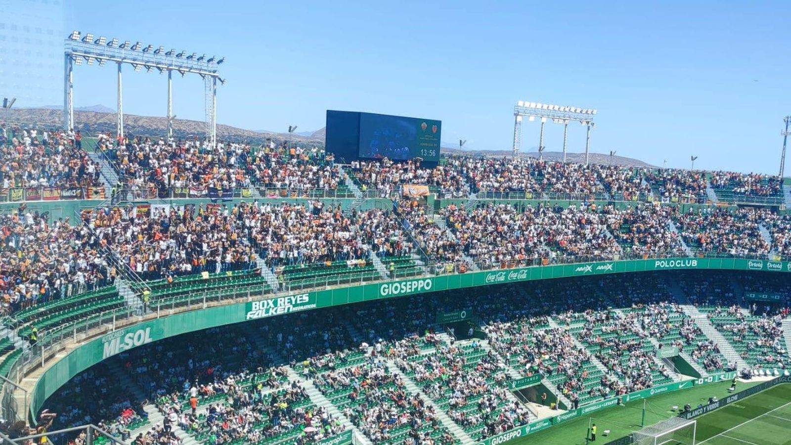 Imatge de la graderia visitant al Martínez Valero amb aficionats valencianistes