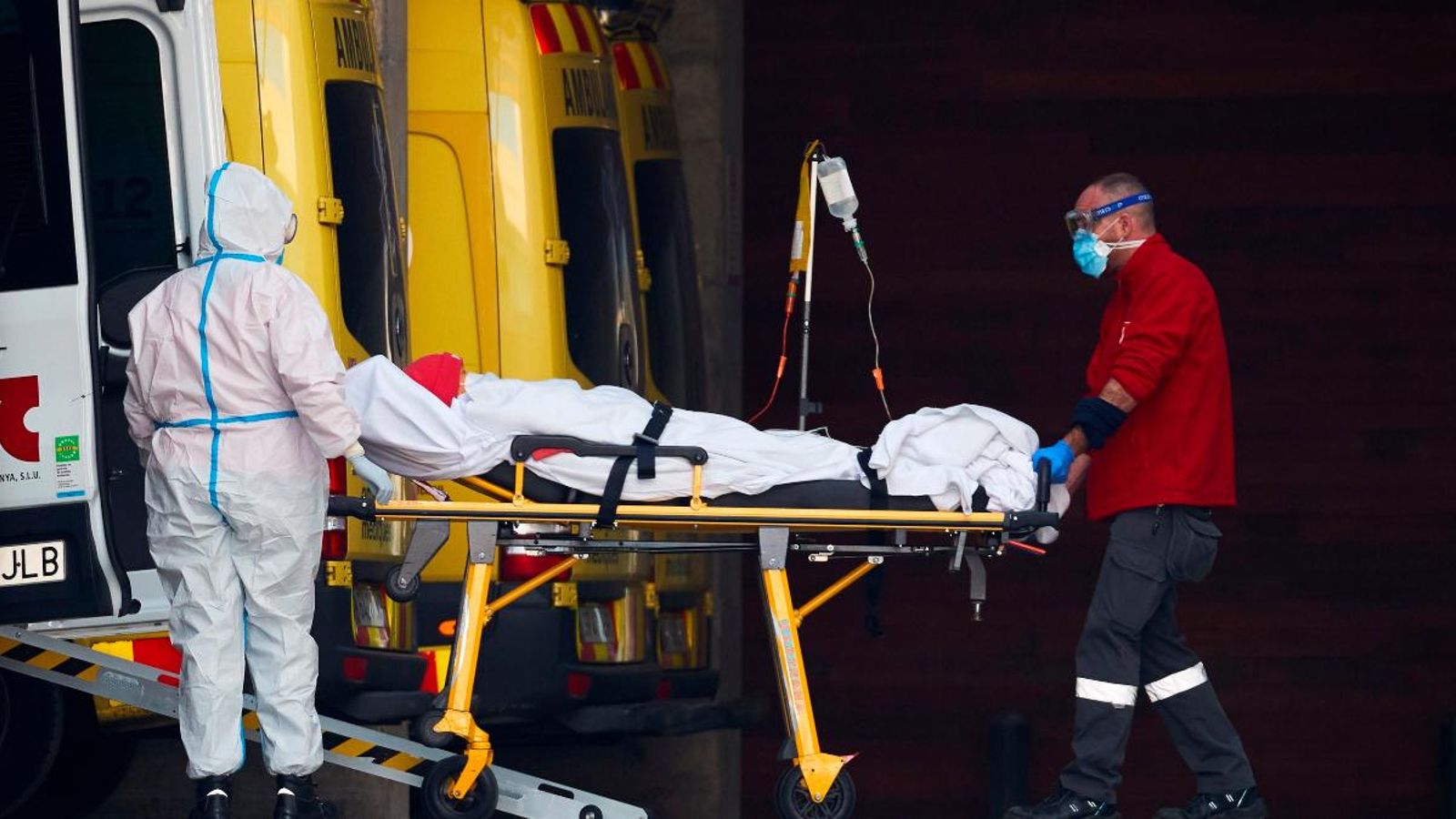 Sanitaris traslladen a un pacient des de l'hospital Sanitaris traslladen a un pacient des de l'hospital