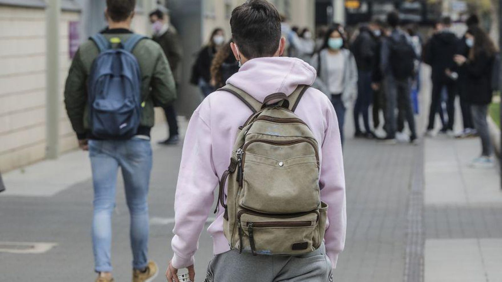 Un jove camina pels carrers de València
