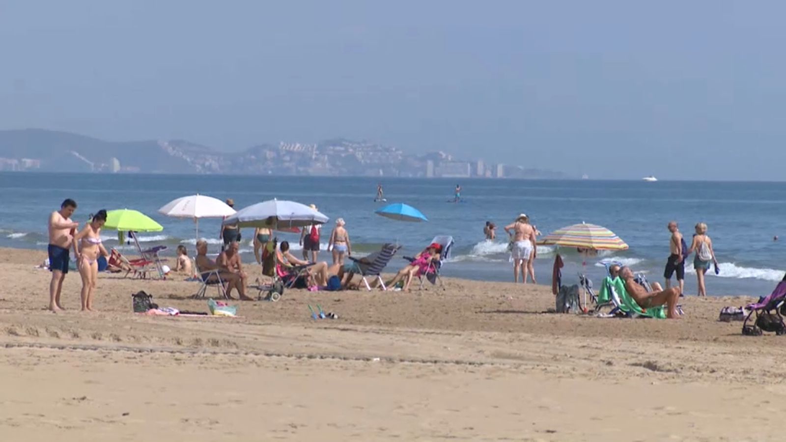 Vista general de la platja de la Malva-rosa de València el passat dimecres, el tercer dia en què es podia gaudir de les platges des de l'entrada de la Comunitat Valenciana en la fase 2 de la desescalada