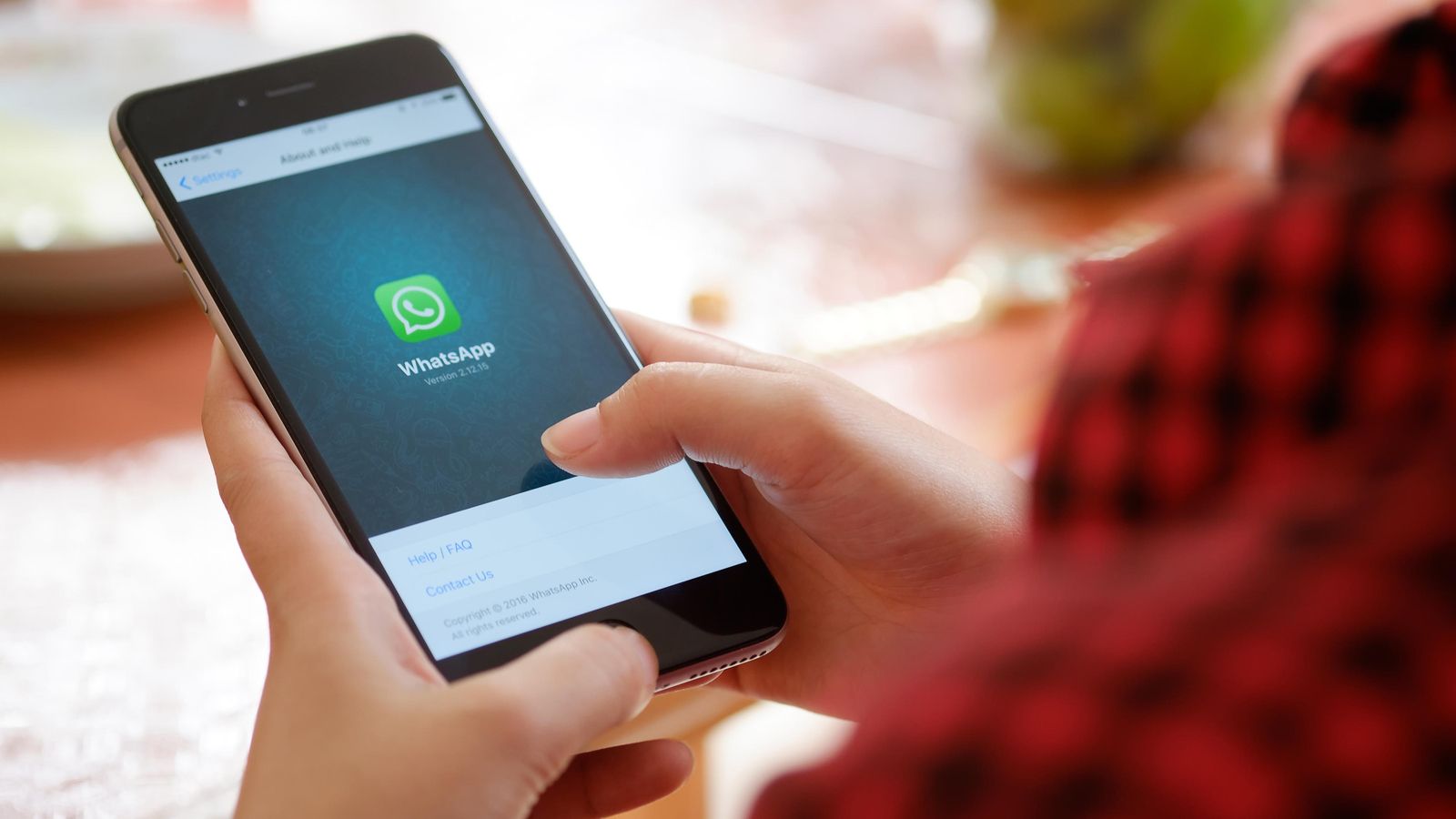 Usuari de WhatsApp en una imatge d'arxiu Usuari de WhatsApp en una imatge d'arxiu