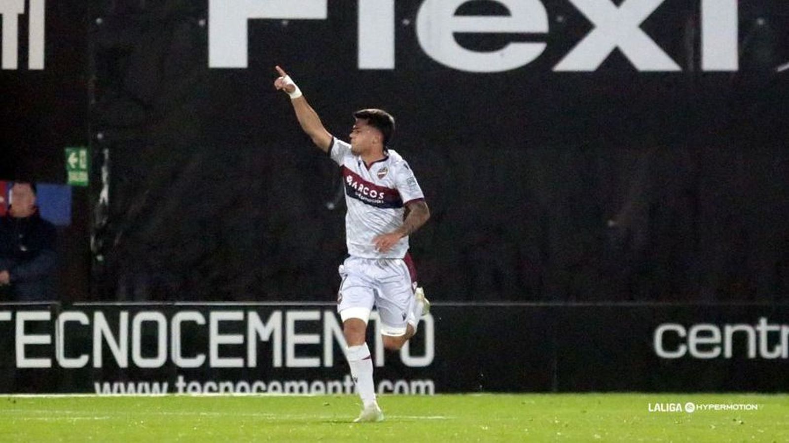 Brugué celebra el gol de l'empat