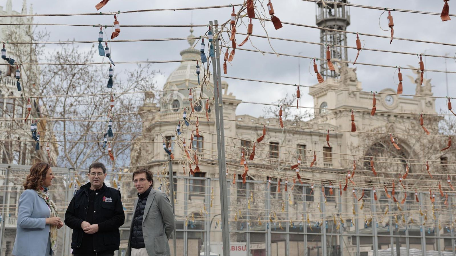 Català i Almeida coneixen els detalls de la mascletà que dispara la pirotècnia de La Alpujarreña