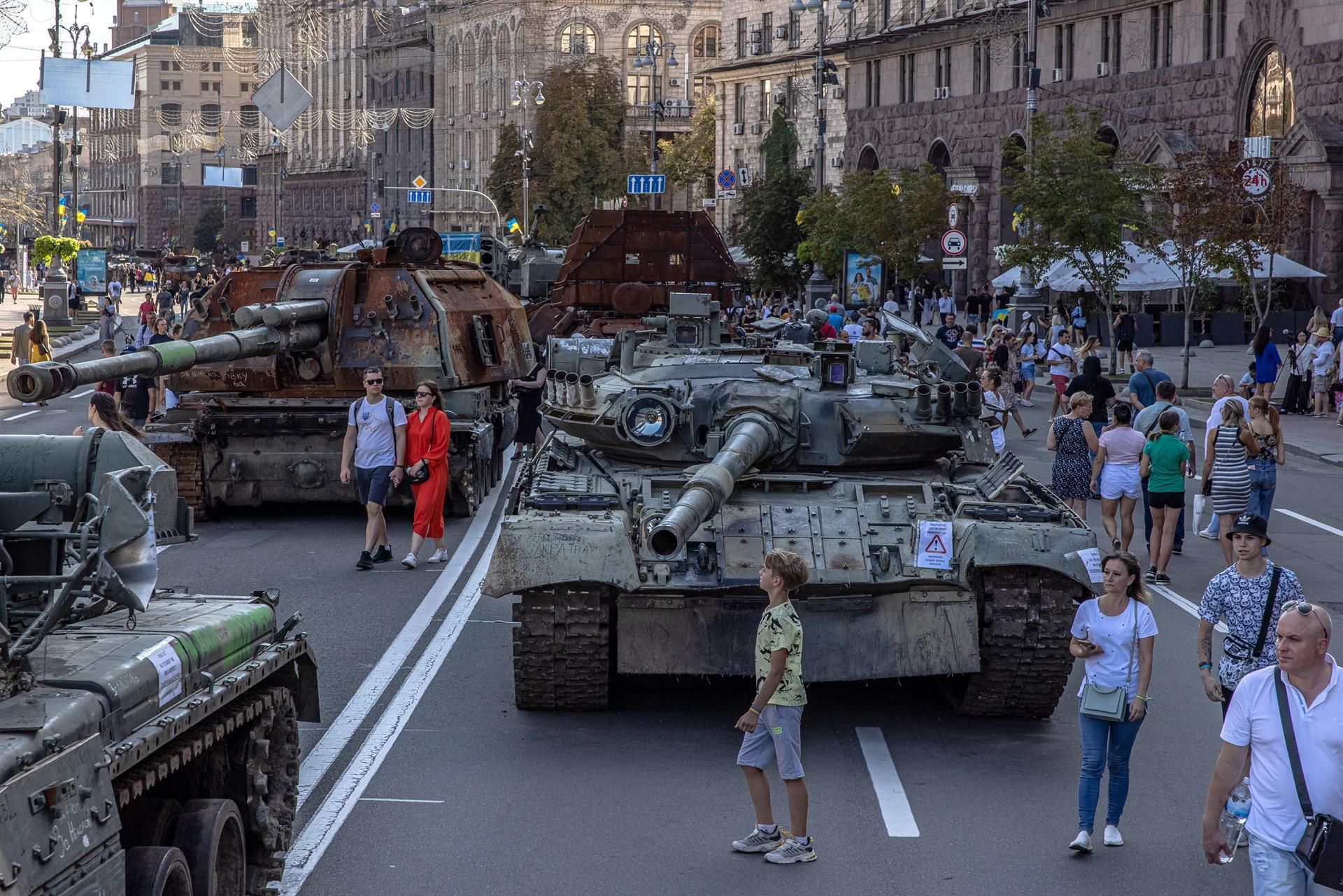 Els tancs russos capturats s'exhibeixen en els carrers de Kíiv Els tancs russos capturats s'exhibeixen en els carrers de Kíiv