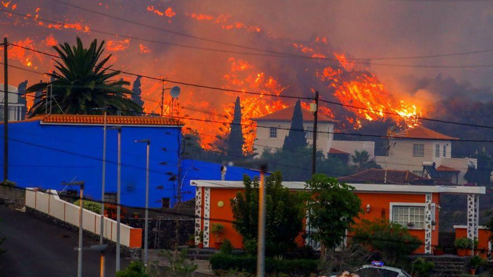 Una imatge de la lava de l'erupció volcànica a la Palma destruïnt casas al seu pas