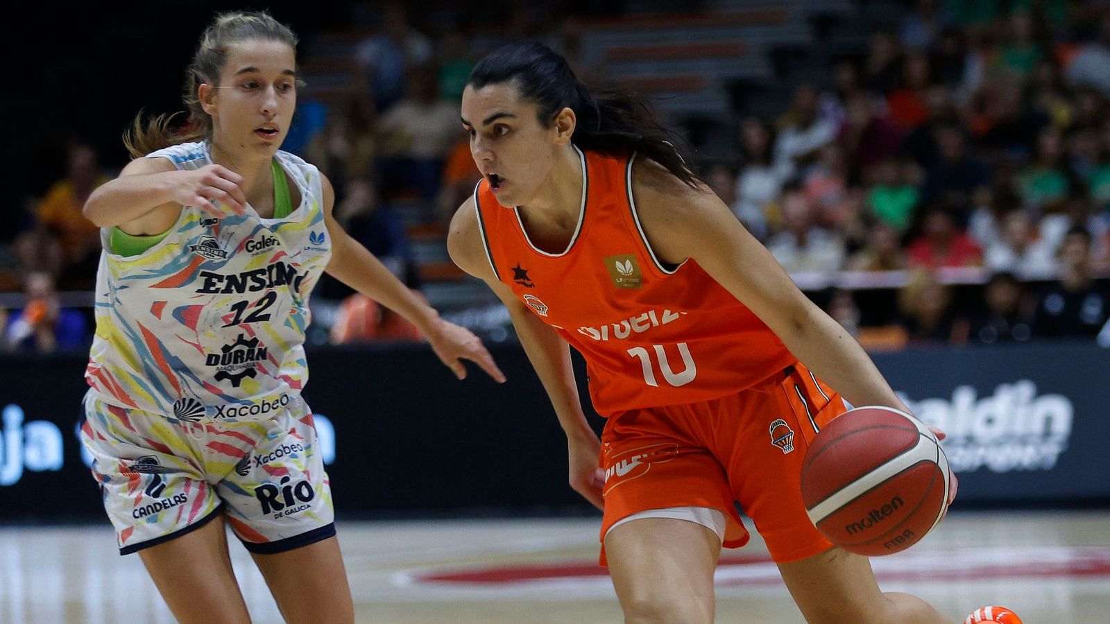 Laia Lamana i Leti Romero en una acció del partit