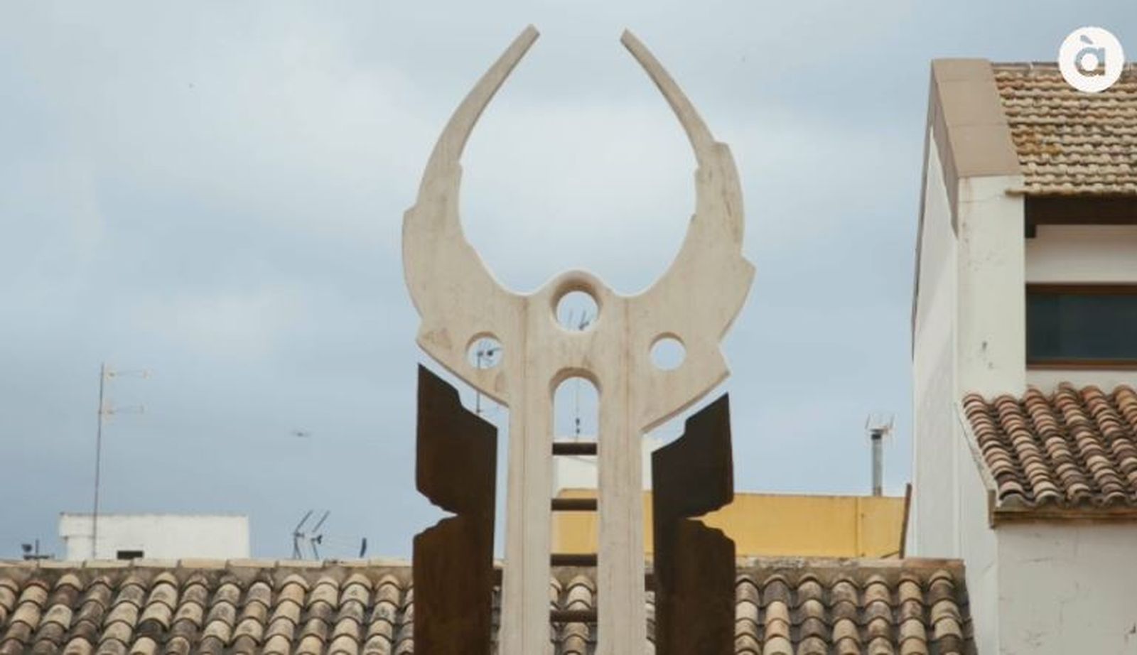 Escultura 'Àngel' de l'escultor Quico Torres, a una plaça de Benissa