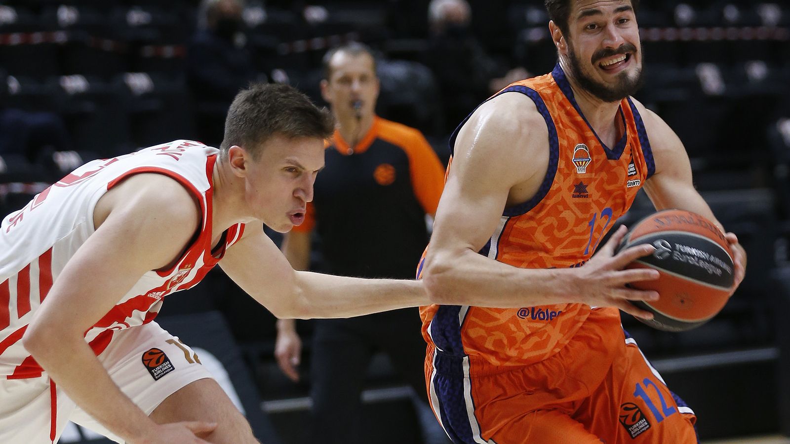 Kalinic en un partit d'Eurolliga amb el València Basket.