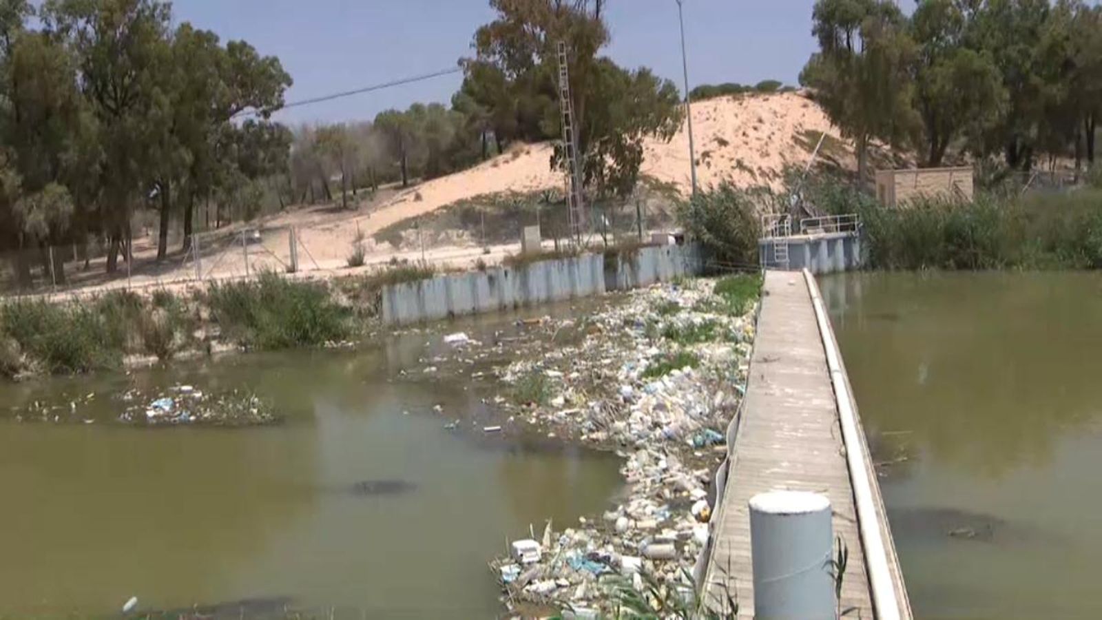 Els abocaments de plàstic disminueixen la qualitat de l\'aigua del riu Segura