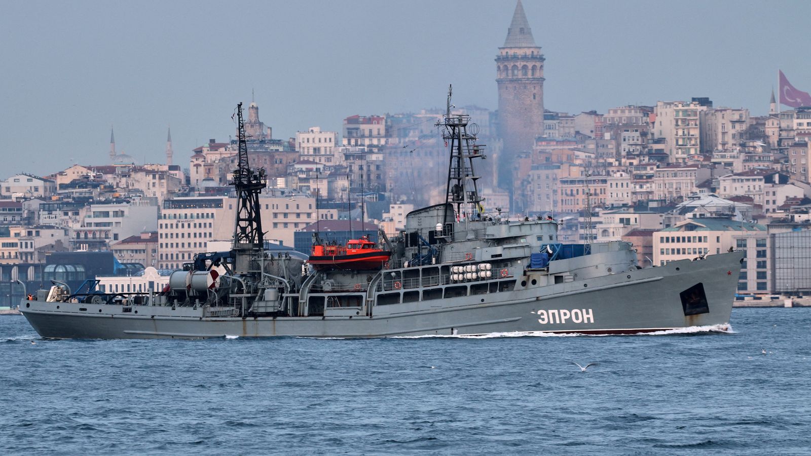 Un vaixell rus passa per davant d'Istambul