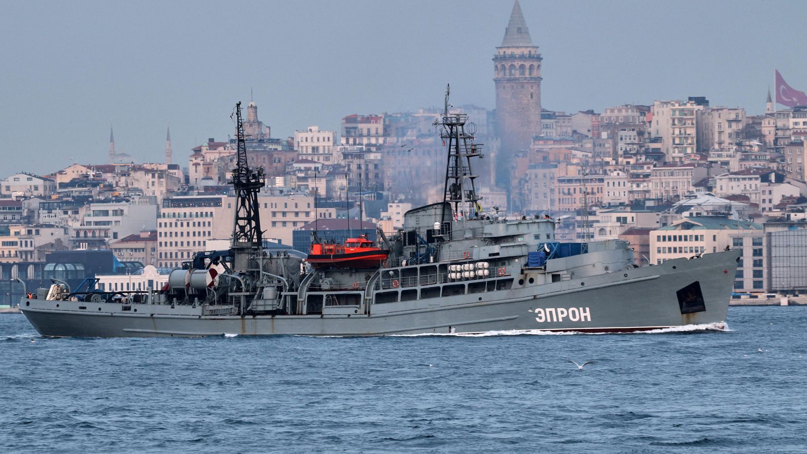 Un vaixell rus passa per davant d'Istambul Un vaixell rus passa per davant d'Istambul
