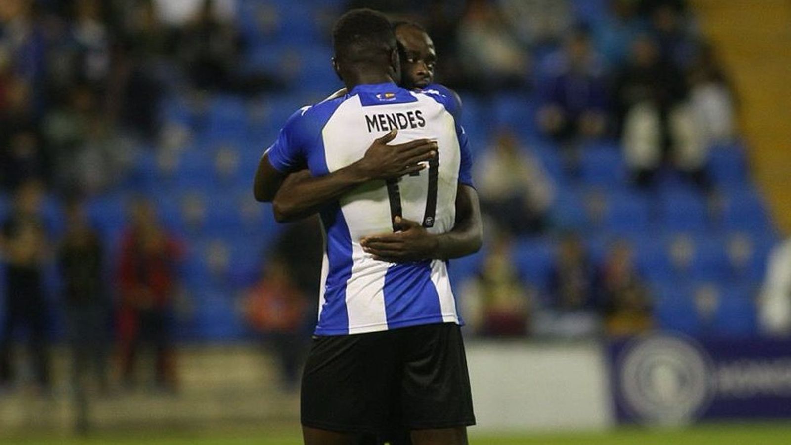 Dos jugadors d l'Hèrcules celebren el triomf