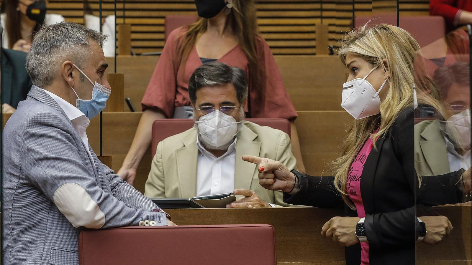 La nova síndica del PP, Eva Ortiz, parla amb el portaveu adjunt, Miguel Barrachina