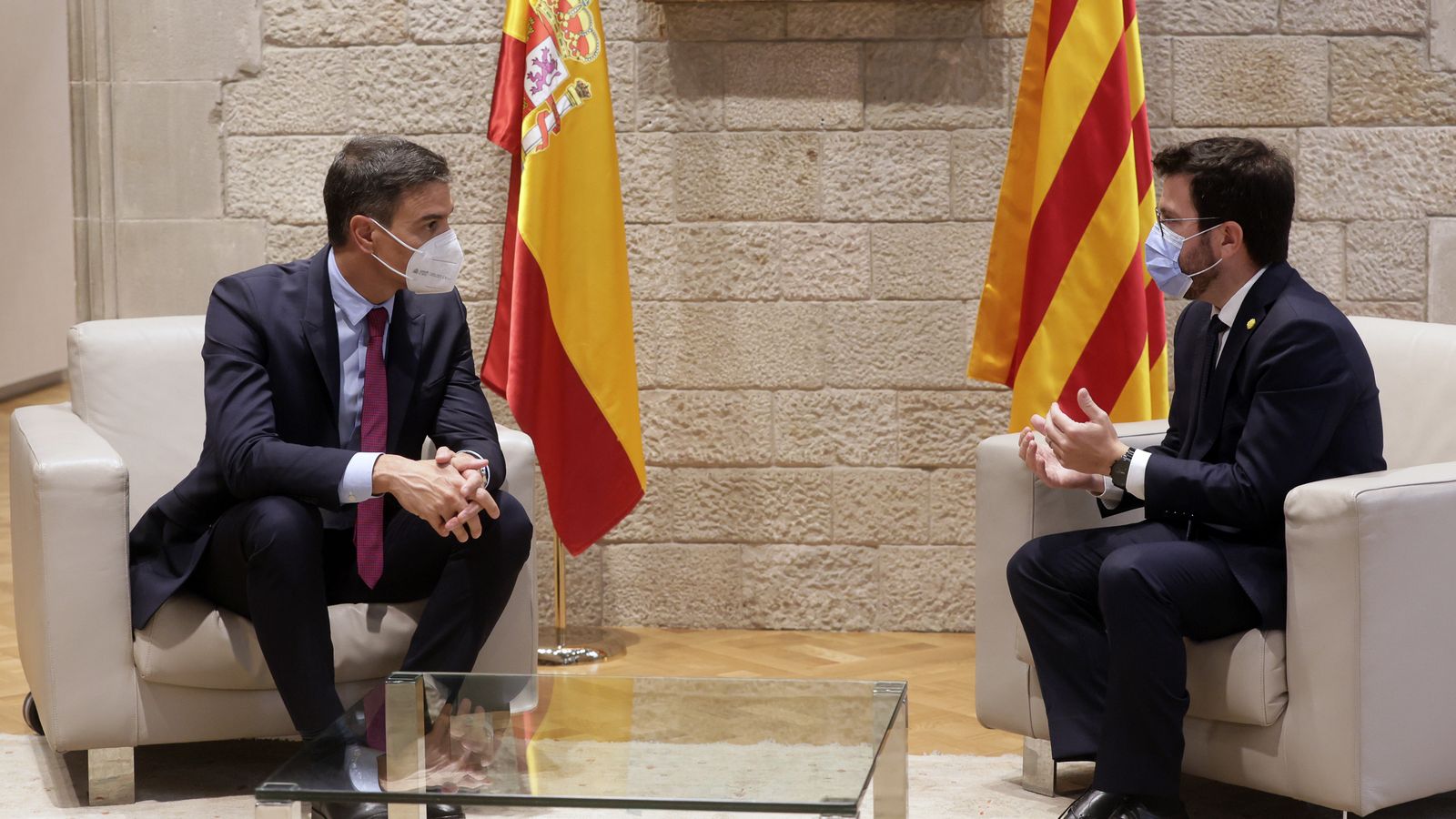 El president de la Generalitat de Catalunya, Pere Aragonès, i el president del govern espanyol, Pedro Sánchez, abans de participar en la taula de diàleg