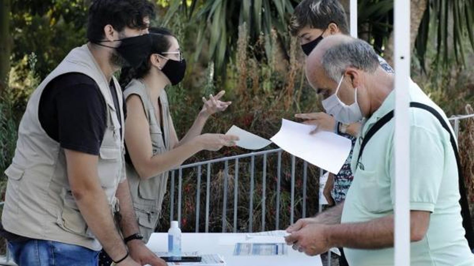 Veïns del barri Torre Baró de Barcelona fan cua per a fer-se una prova PCR