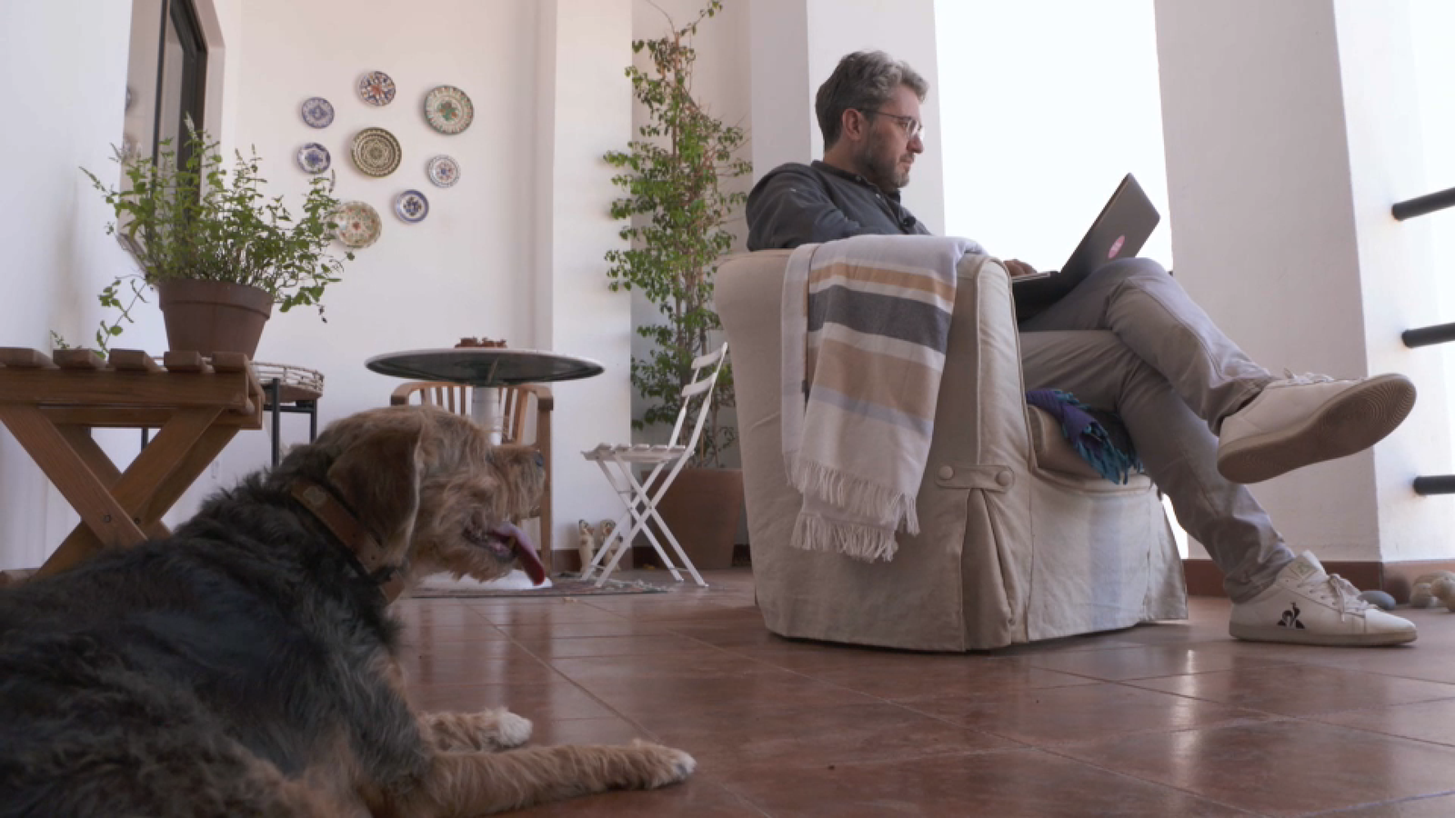 Leo és font de relaxació i tranquil·litat, i això ajuda a treballar a Màxim Huerta en sa casa a Bunyol