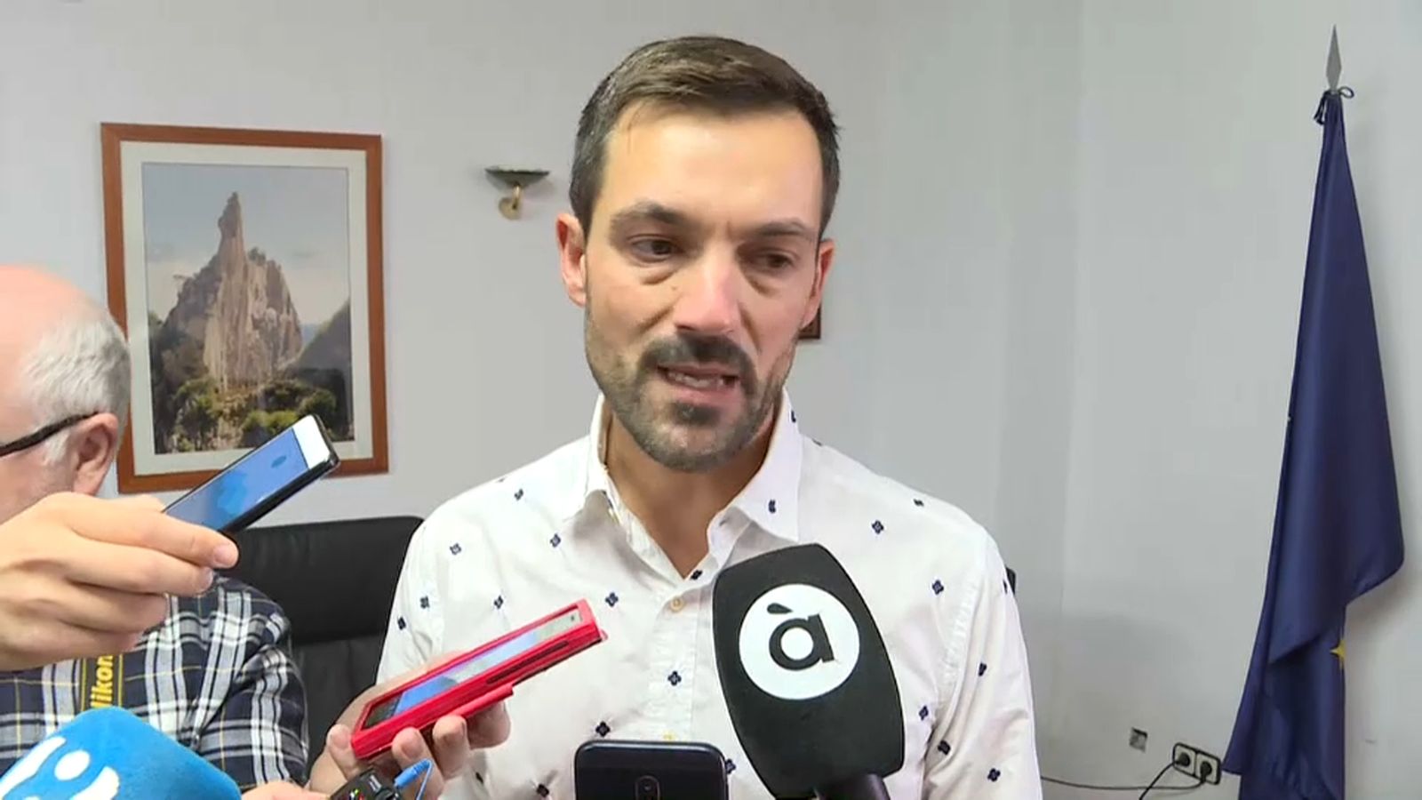 Miquel Àngel Garcia, nou alcalde del Poble Nou de Benitatxell, atenent els mitjans després de votar la moció de censura