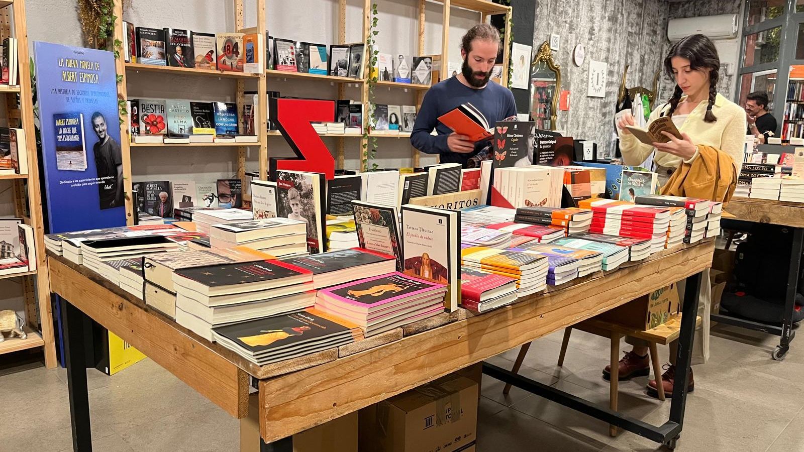 Una miralla fulleja llibres abans d'adquirir-ne un