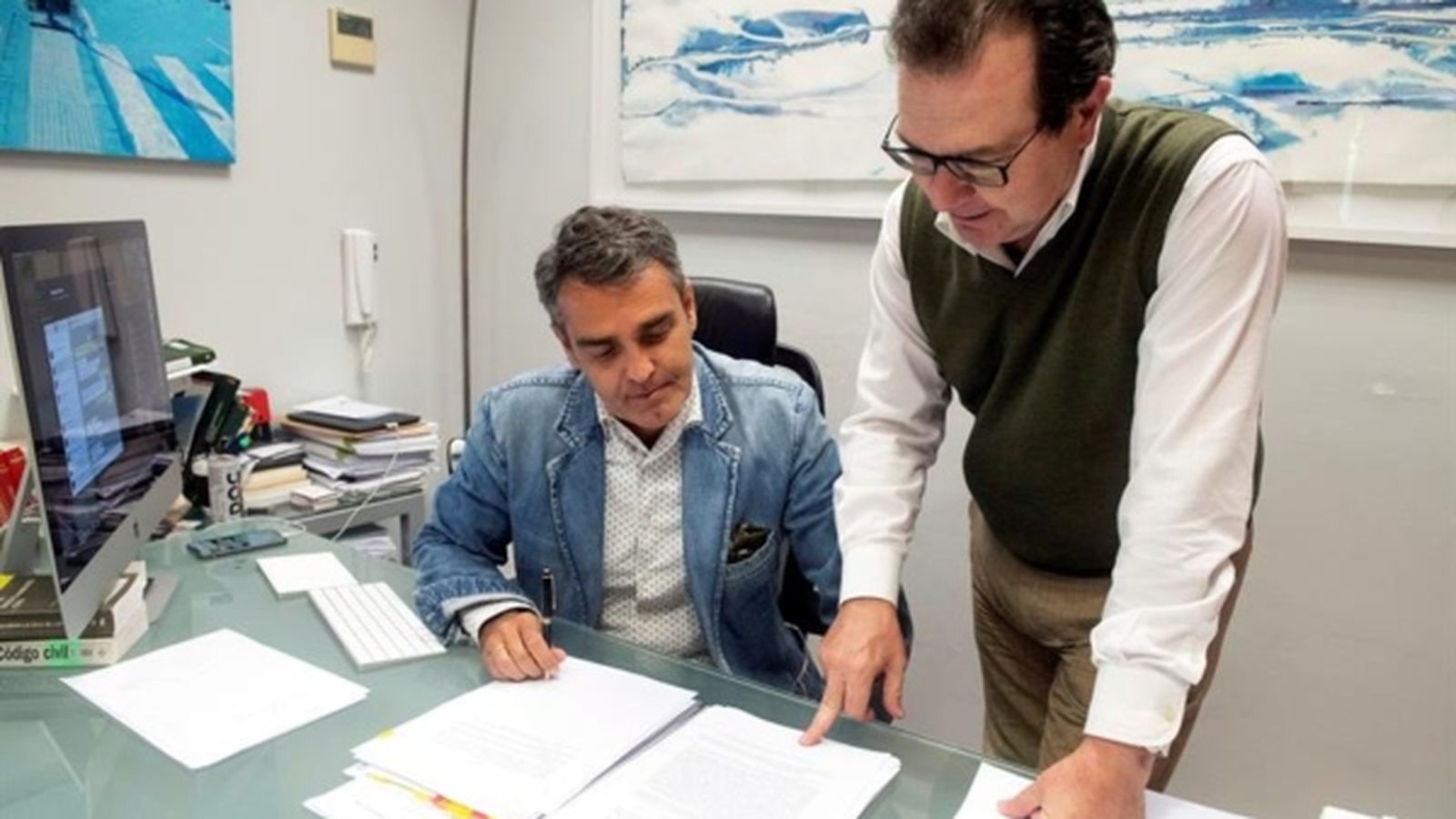 Enrique Zambrano, amb el seu col·lega, José Damián Ávila, advocats de Francesco Arcuri