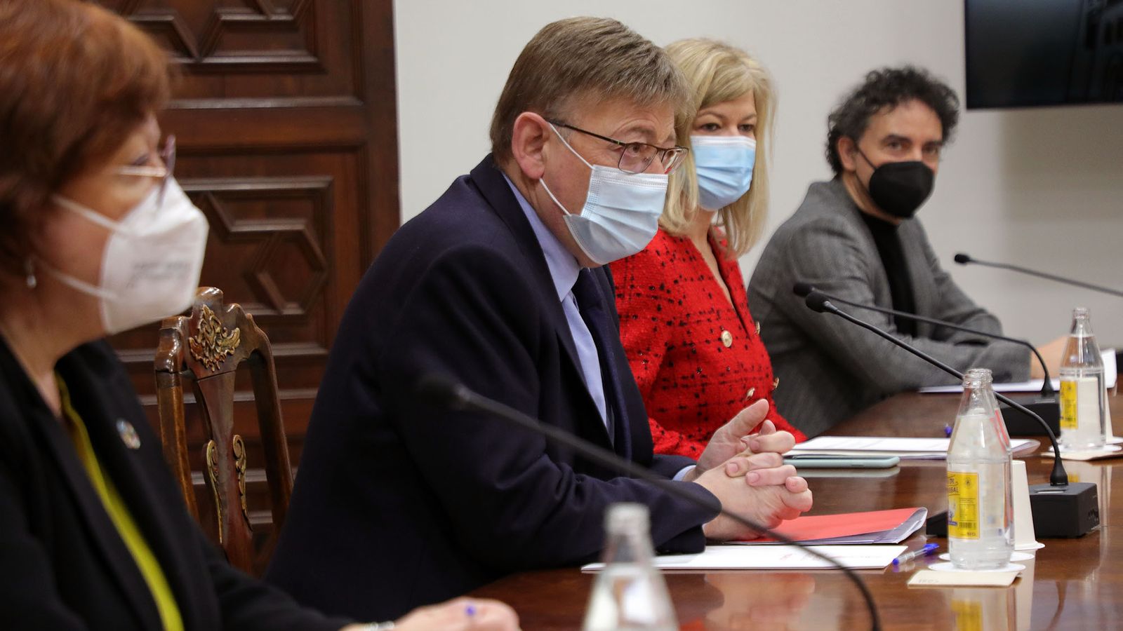 El president de la Generalitat, Ximo Puig, al centre, en la reunió que ha tingut aquest matí amb els representants de l'oci nocturn