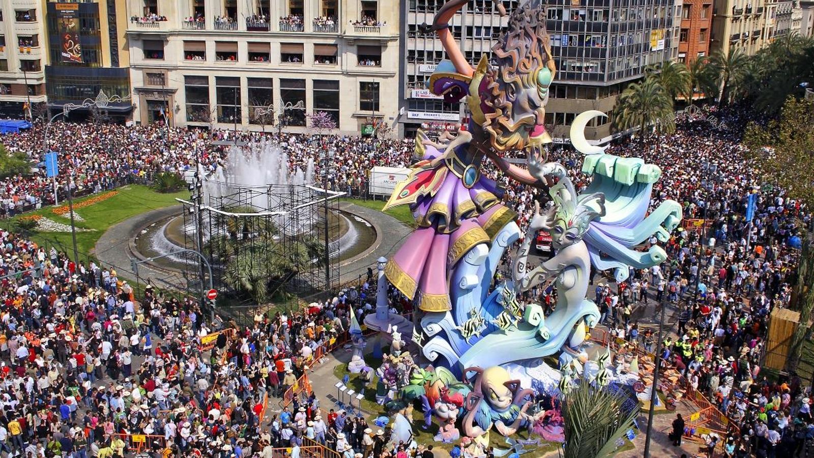 La Plaça de l'Ajuntament de València, minuts abans de disparar-se una mascletà de les Falles de 2007