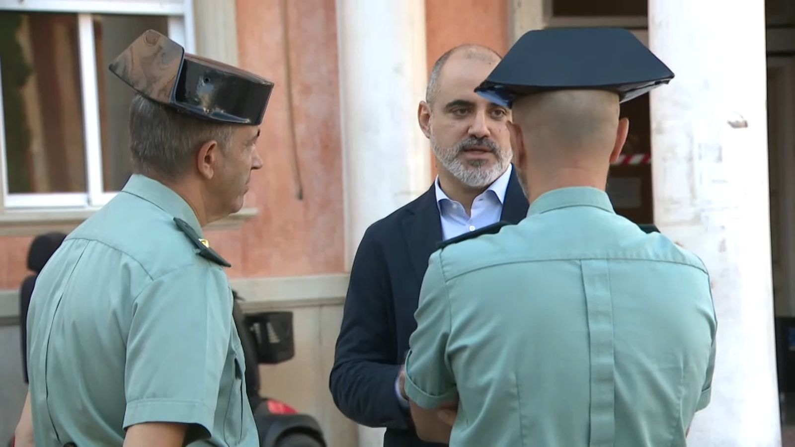 El subdelegat del govern espanyol a València, José Rodríguez, conversa amb agents de la Guardia Civil després de la junt de seguretat