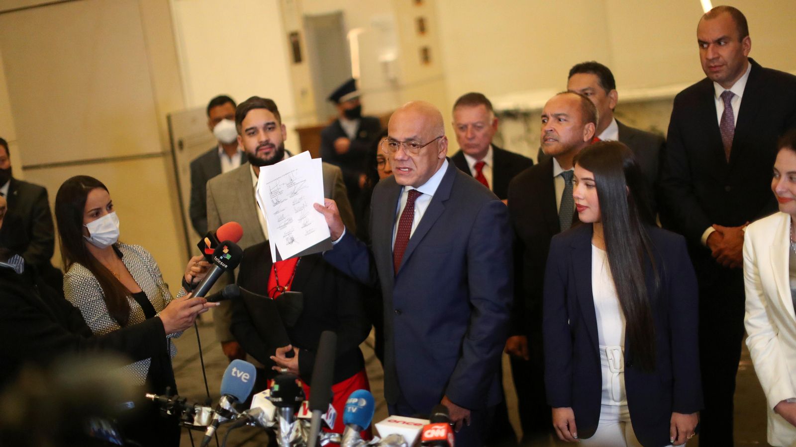 El president del Congrés i representat del govern en les negociacions, Jorge Rodríguez, mostra el text dels acords