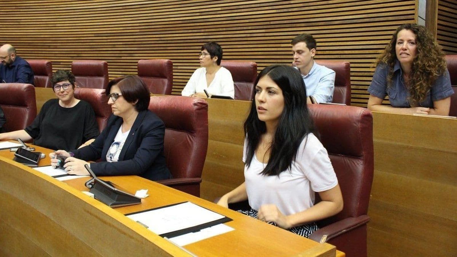 Amb samarreta blanca, l'actual síndica d'Unides Podem, Naiara Davó, en una imatge d'arxiu