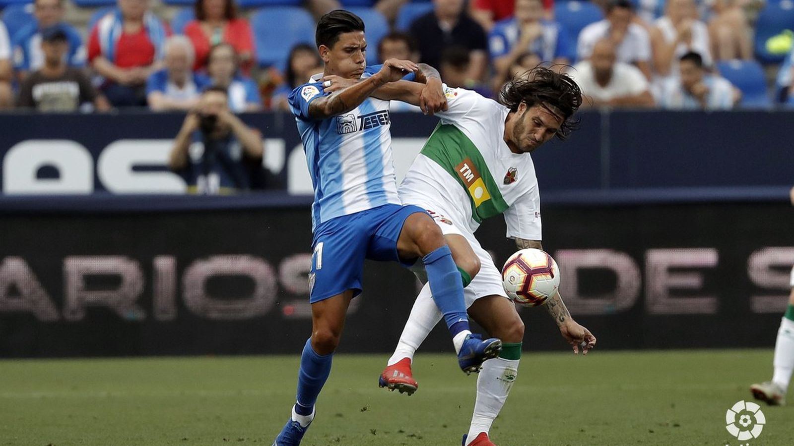 Juan Cruz lluita un baló dividit