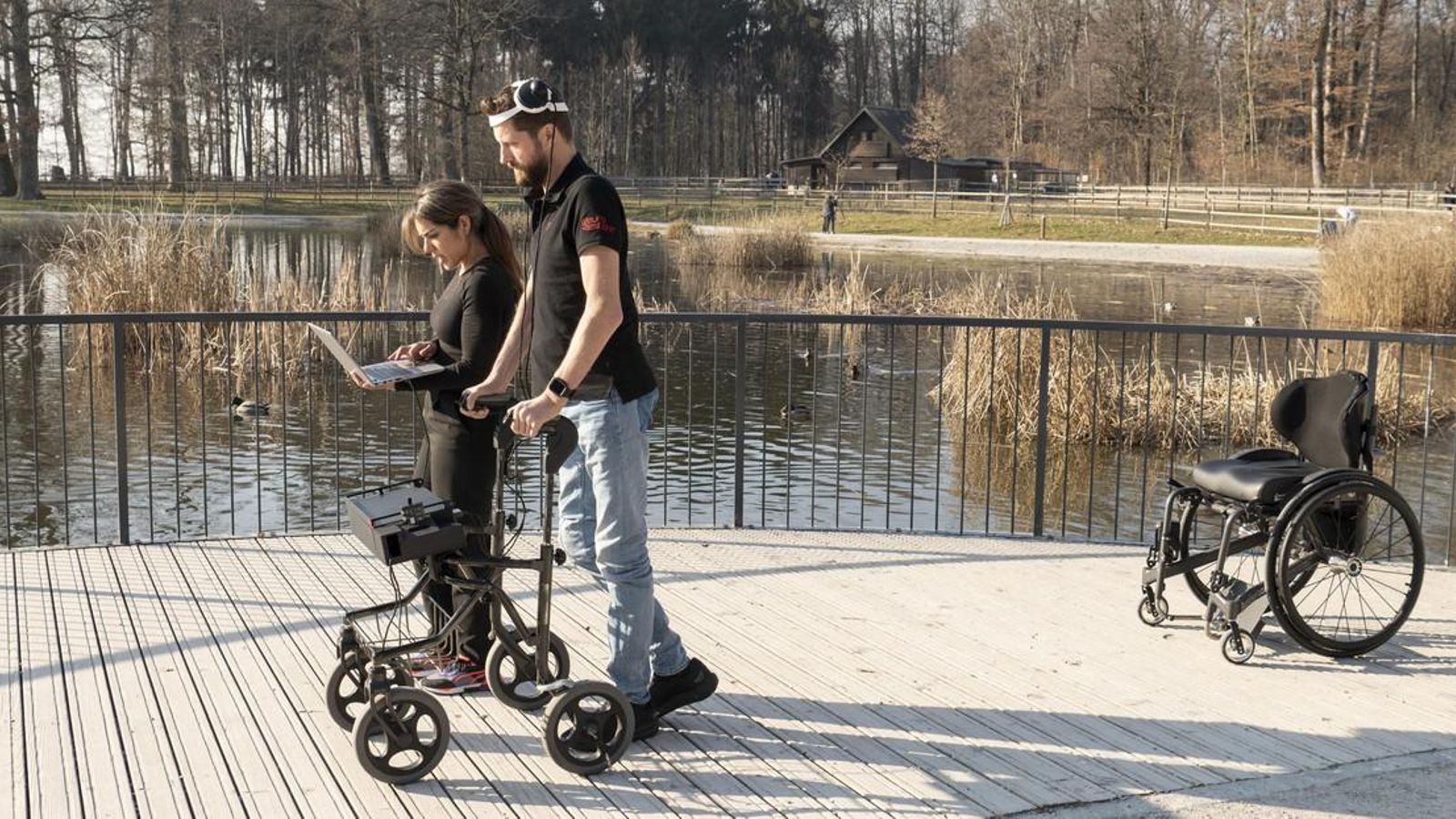 Gert-Jan, de 40 anys, ha tornat a caminar gràcies a un implant que connecta el cervell i la mèdula espinal Gert-Jan, de 40 anys, ha tornat a caminar gràcies a un implant que connecta el cervell i la mèdula espinal