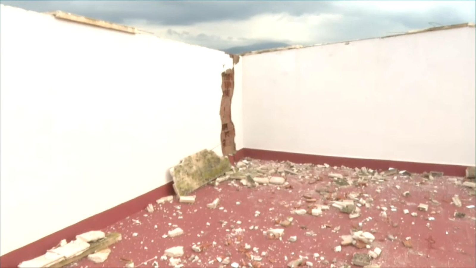 Un redactor de ‘Connexió Comunitat Valenciana’ mostra els danys al terrat de la finca