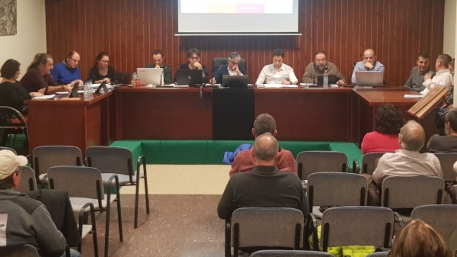 El ple aprova el reglament que regula el tancament dels camins rurals