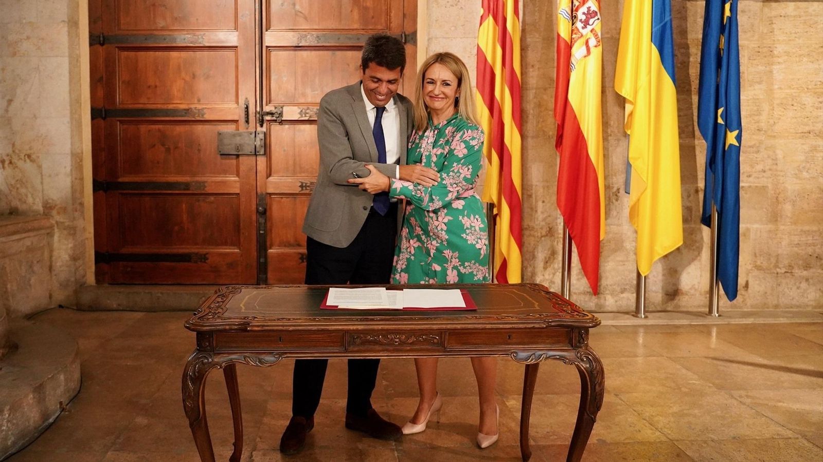 Mazón i la consellera de Turisme, Nuria Montes, després de derogar la taxa turística valenciana