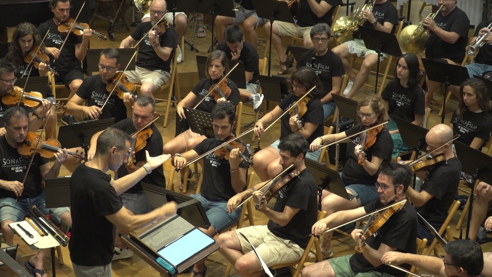 La Universal Symphony Orchestra assajant al Sonafilm