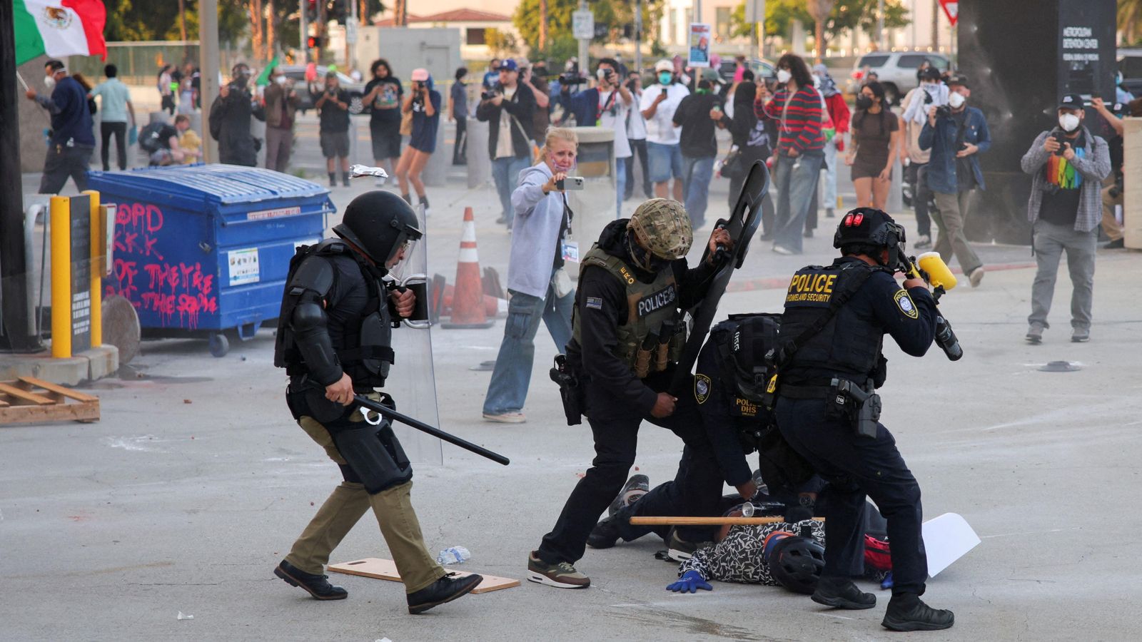 Agents federals detenen un dels manifestants que protestataven contra l'operatiu anti migració