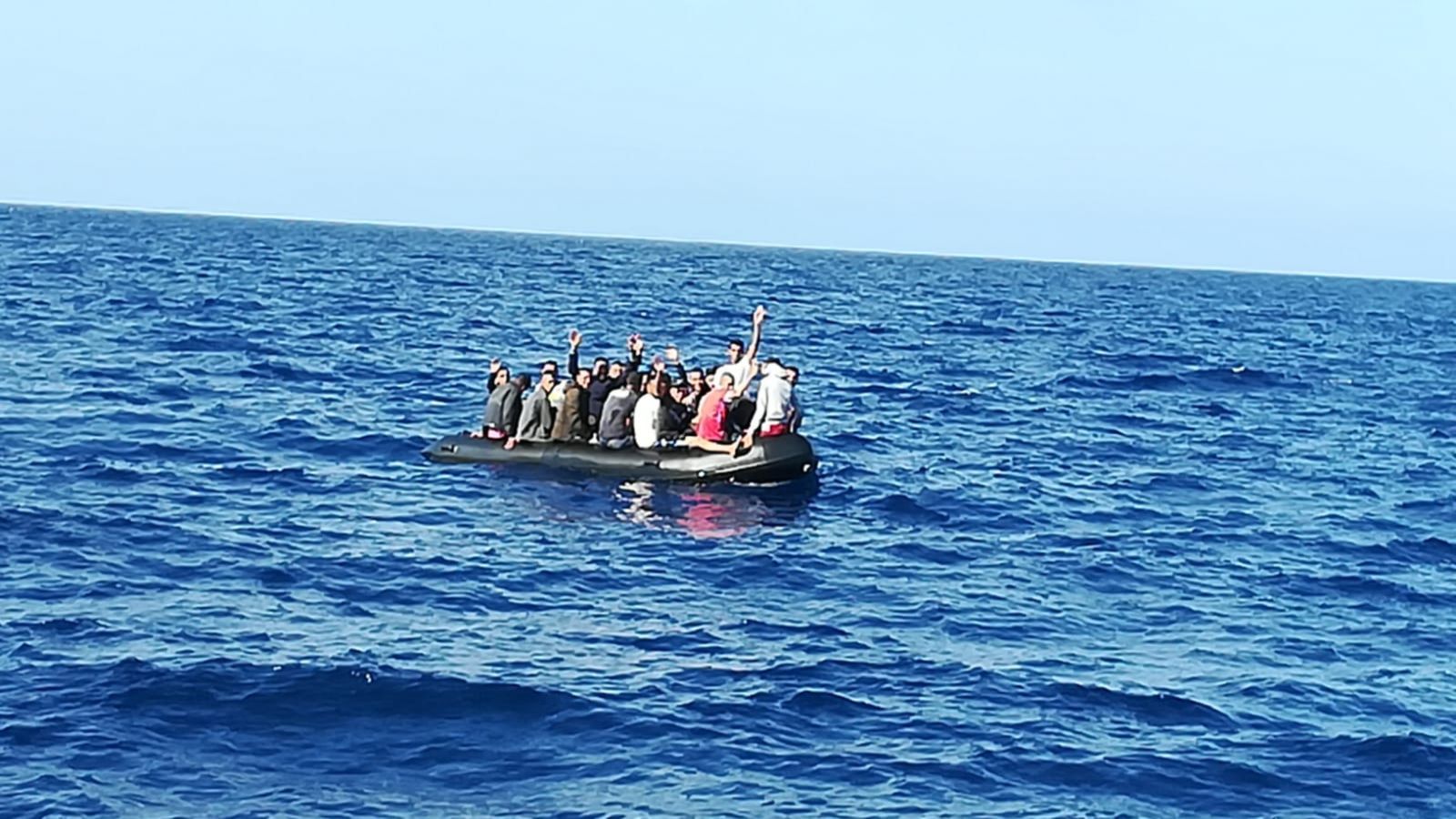 Salvament Marítim rescata 21 migrants prop de  l\'illa de Tabarca
