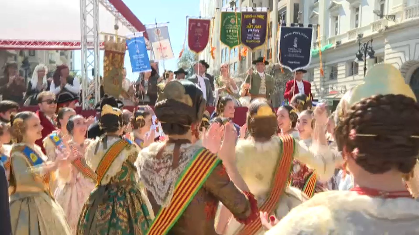 Els màxims representants de Convent de Jerusalem agiten els banderins que acrediten la victòria del seu monument entre els crits d'alegria de la comissió
