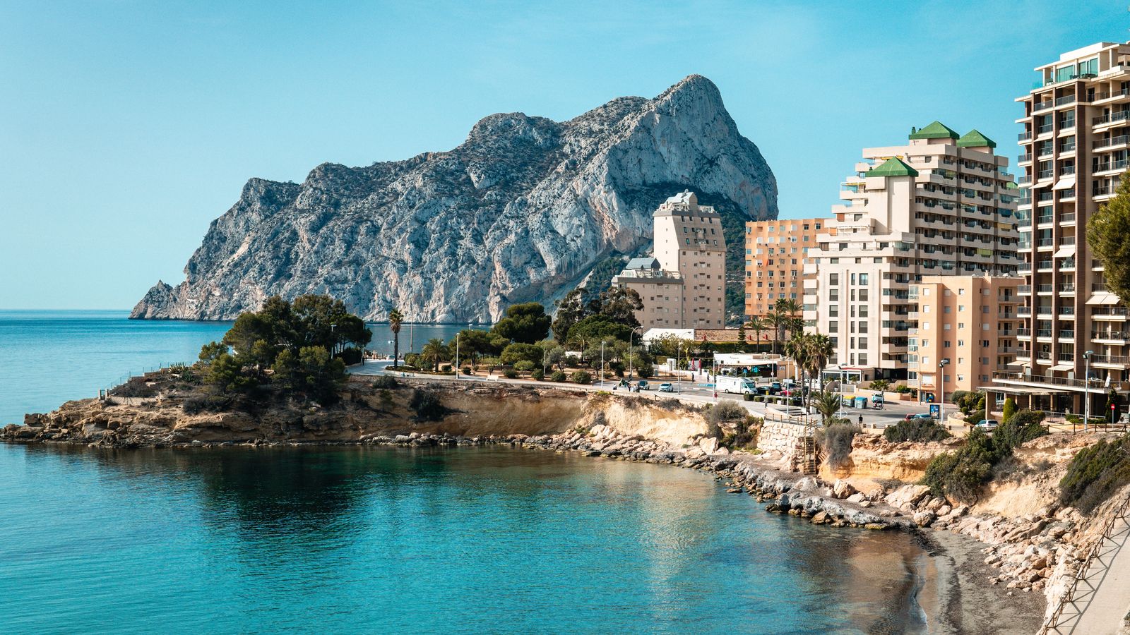 Vista del litoral de Calp, amb el penyal d'Ifach de fons