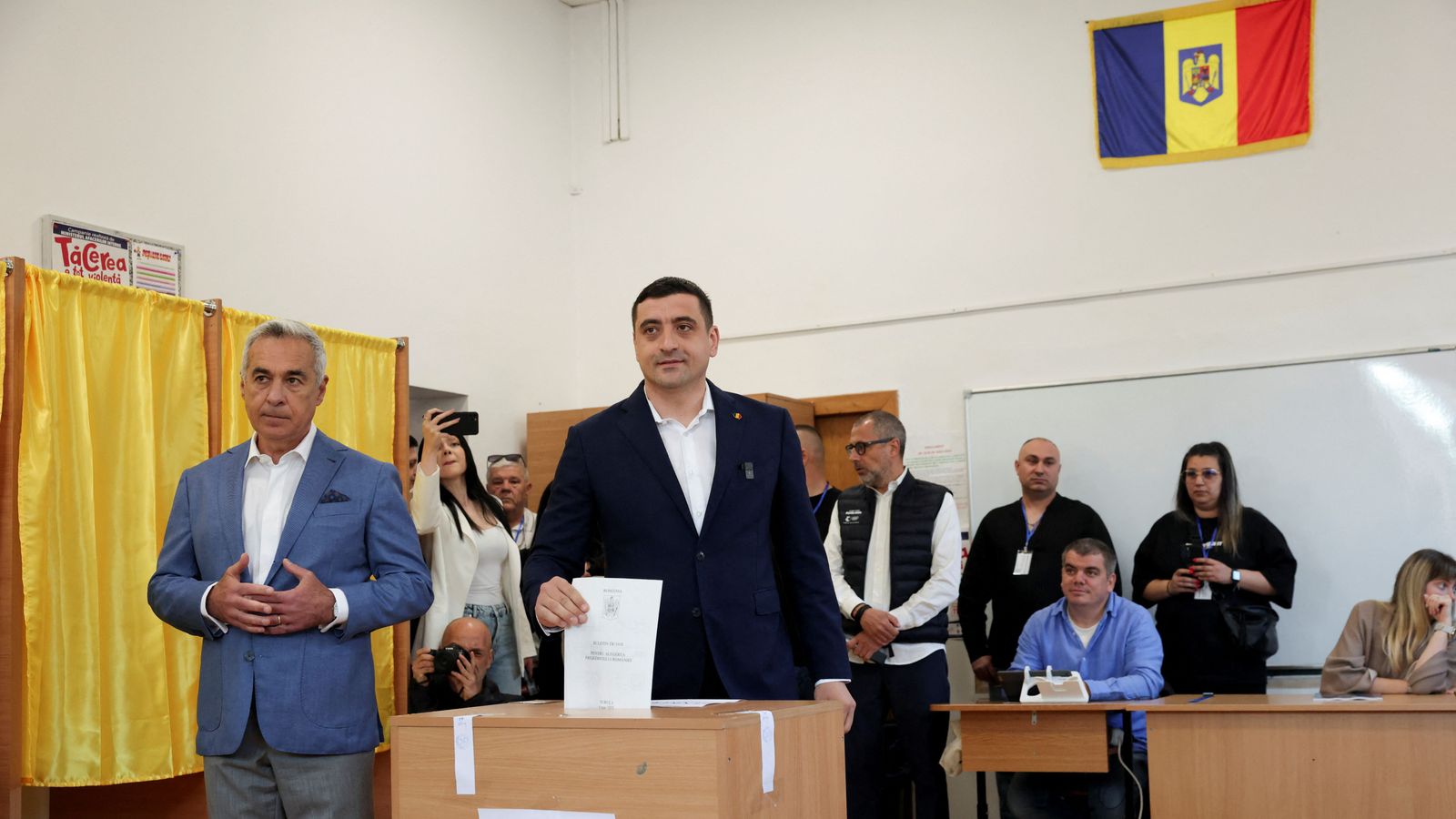 El líder del partit ultranacionalista AUR i favorit en les enquestes, George Simion, vota a la primera volta de les eleccions presidencials