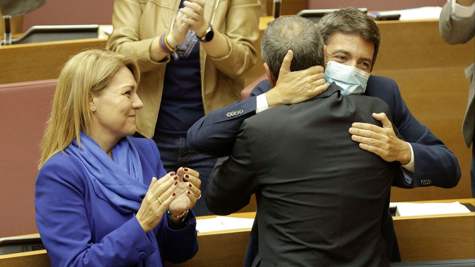 Mazón i Barrera s'abracen després de la votació dels pressupostos de 2024 a les Corts