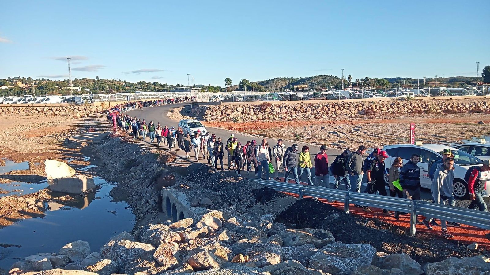 Torna el Gran Premi Motul Cheste amb multitud de gent travessant el barranc d ePoio