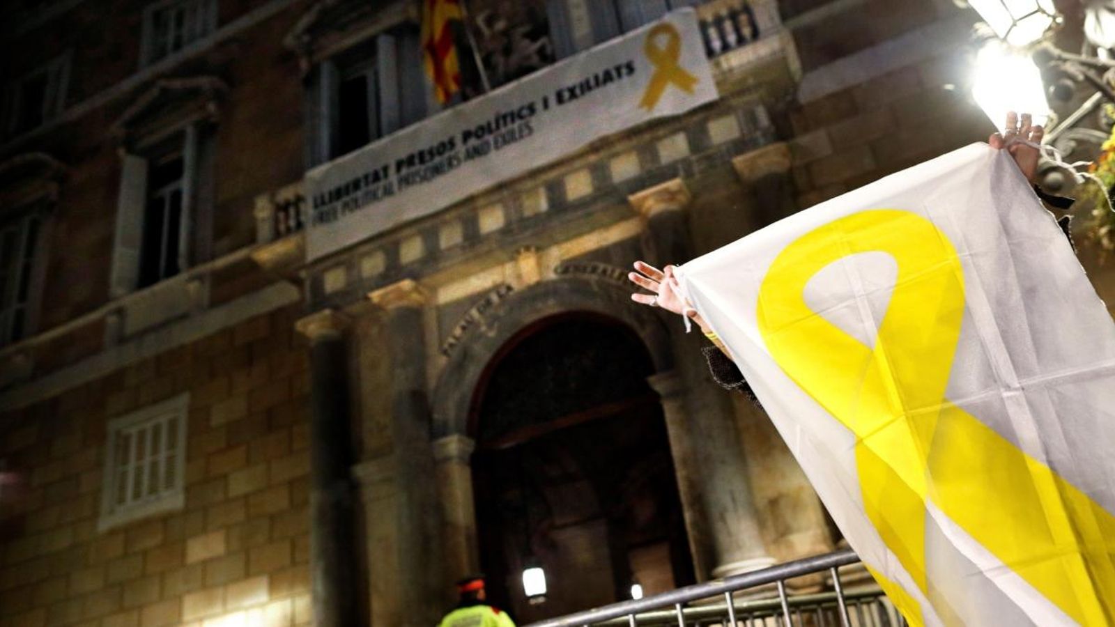 La façana del Palau de la Generalitat de Catalunya encara compta amb un llaç groc