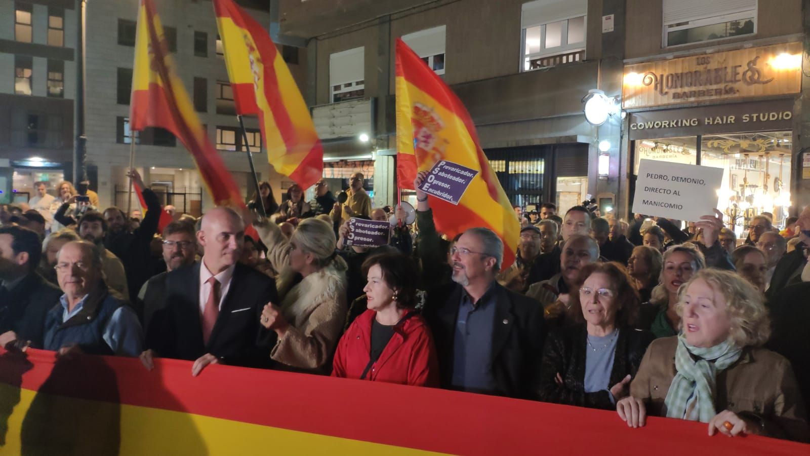 Protesta davant la seu del PSPV, aquest dilluns