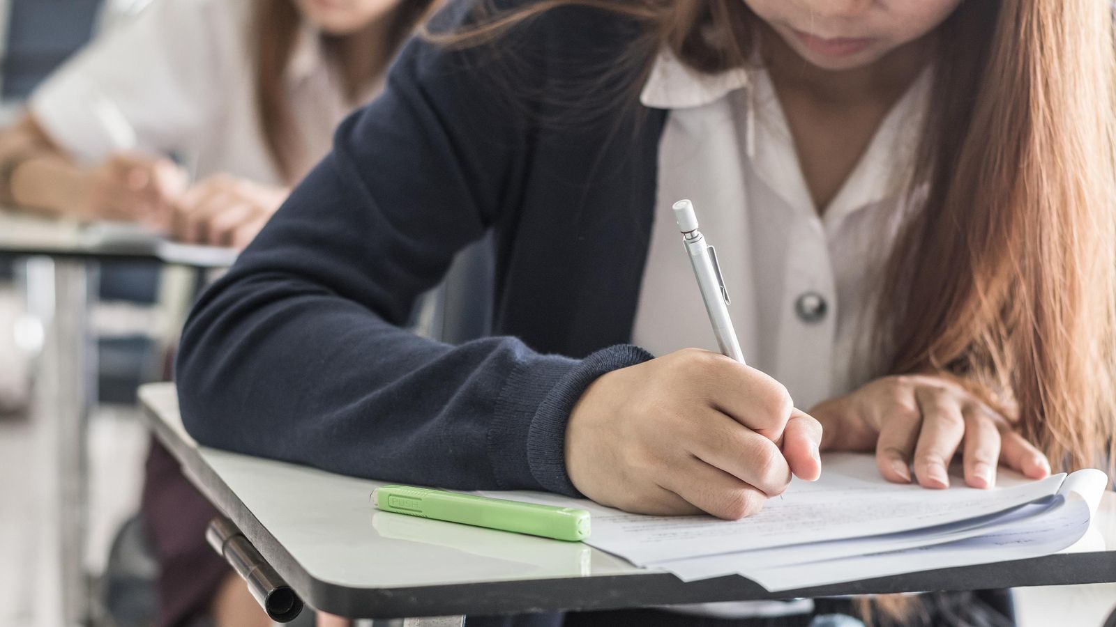 Imatge d'arxiu d'una jove fent un examen