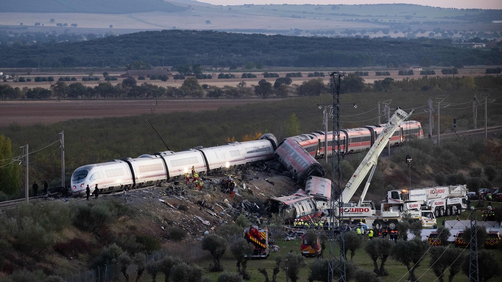 Vista panoràmica del lloc de l'accident amb els dos trens sinistrats a Urda