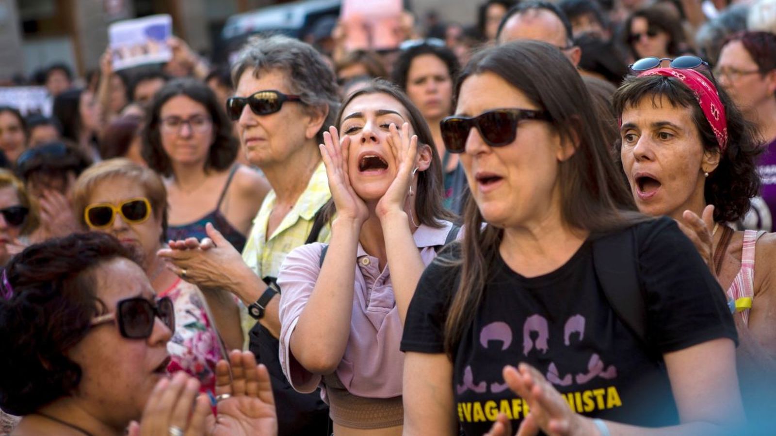 Imatges de la concentració, aquesta vesprada, a la plaça de Sant Jaume de Barcelona