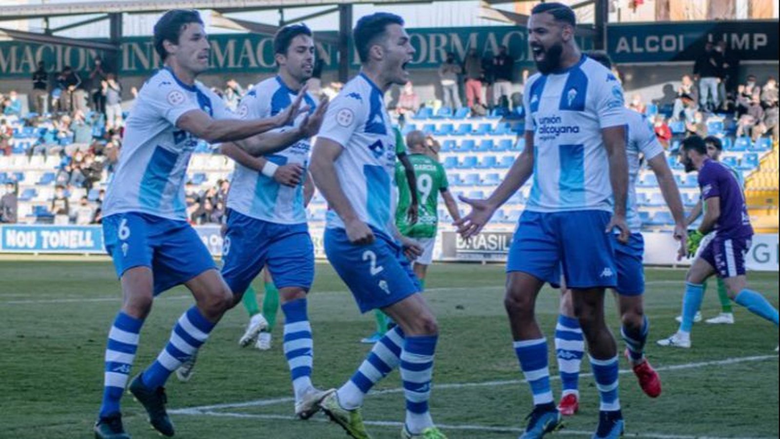 Els jugadors alcoians celebren un dels gols